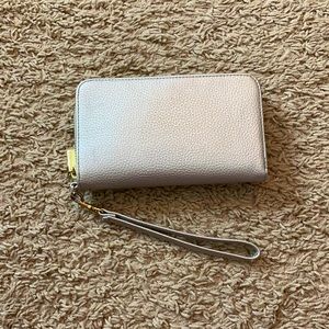 Nice simple to have. Goes with almost any outfit.